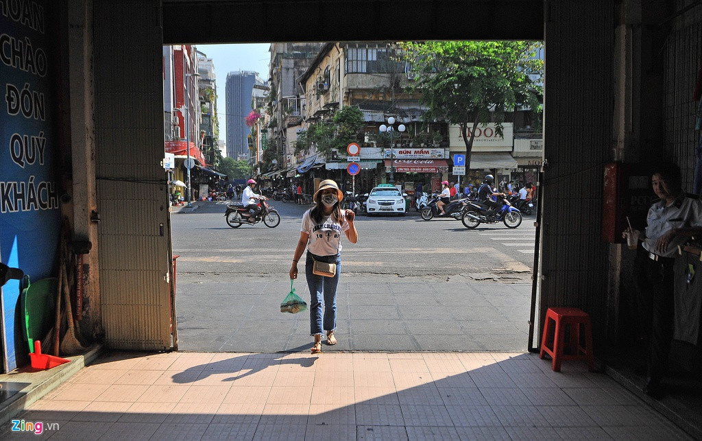 Một cửa ra vào chợ vắng vẻ khác lạ. Ông Hoàng Ngọc Huy, bảo vệ tại chợ cho biết, trước khi có dịch Covid-19, nơi này thường chật kín lối đi.