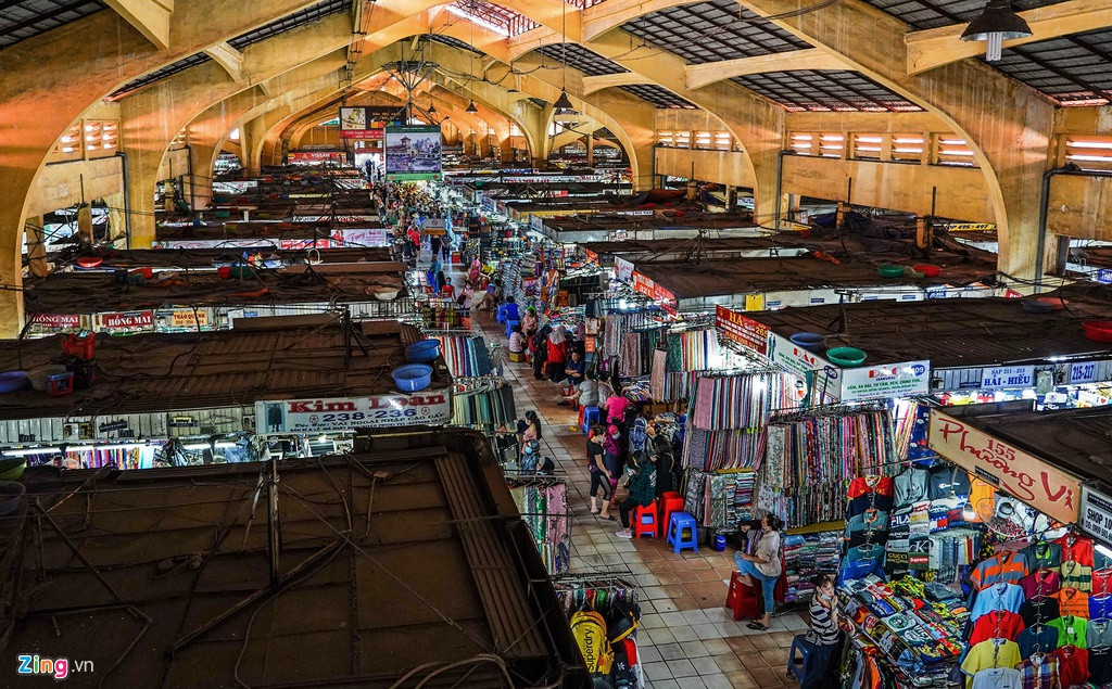 Quang cảnh góc chợ vắng vẻ chỉ có tiểu thương. Họ mong muốn trong thời gian tới, tình hình mua bán được cải thiện.