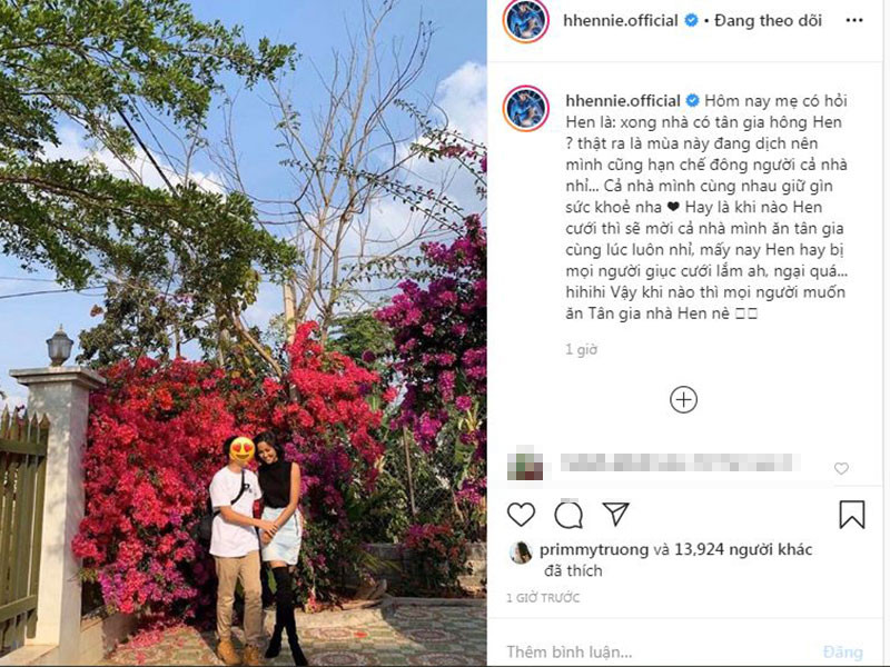 Nàng hoa hậu viết: "Hôm nay mẹ có hỏi Hen là xong nhà có tân gia hông Hen. Thật ra là mùa này đang Covid-19 nên mình cũng hạn chế đông người cả nhà nhỉ. Cả nhà mình cùng nhau giữ gìn sức khoẻ nha. Hay là khi nào Hen cưới thì sẽ mời cả nhà mình ăn tân gia cùng lúc luôn nhỉ, mấy hôm nay Hen hay bị mọi người giục cưới lắm".