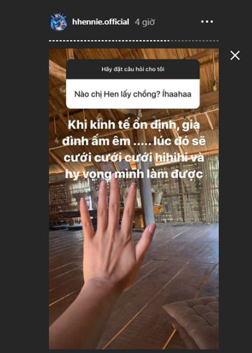 Trước đó, khi bị fan hỏi bao giờ lấy chồng, H'hen Niê đáp: "Khi kinh tế ổn định, gia đình ấm êm. Lúc đó sẽ cưới và hy vọng mình làm được".