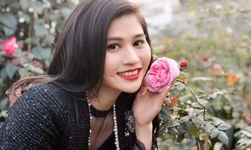 Đã 12 năm gắn bó với Đài Truyền hình Việt Nam, BTV Minh Trang quen mặt khán giả bởi dẫn các chương trình vào giờ vàng như: Dự báo thời tiết, Chào buổi sáng, Cuộc sống thường ngày,Bản tin Thời sự 19h của VTV. Cô ngày càng chiếm được thiện cảm của người xem bởi vẻ ngoài xinh đẹp, giọng nói nhẹ nhàng cùng lối dẫn tự tin cuốn hút.