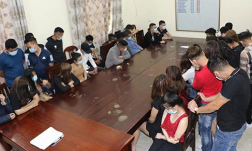 Dot kich quan karaoke, phat hien 35 thanh nien duong tinh ma tuy