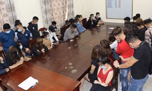 Dot kich quan karaoke, phat hien 35 thanh nien duong tinh ma tuy