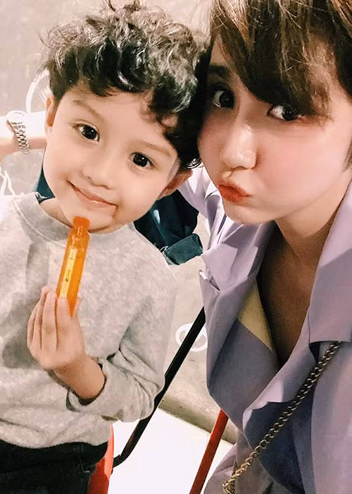 Ngoài công việc đóng phim, kinh doanh, Huyền Lizzie hiện dành thời gian chăm sóc con trai.