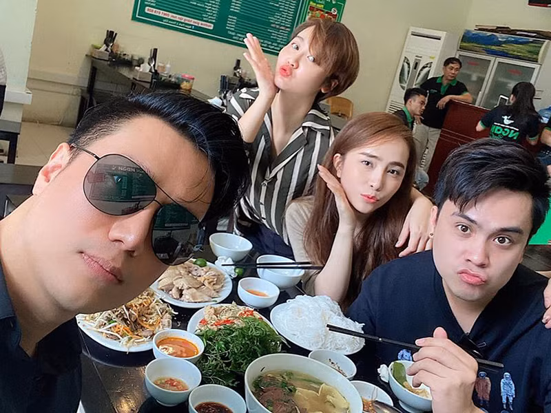 Nhóm bạn thân của Huyền Lizzie gồm các nghệ sĩ như Việt Anh, Thái Dũng, Quỳnh Nga...thi thoảng vẫn gặp gỡ.