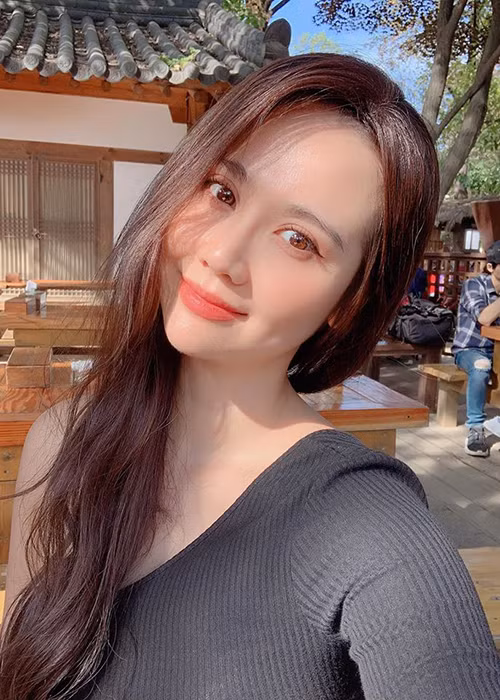 "Đối với tôi, cái khó của việc làm mẹ đơn thân là làm sao để mình dành nhiều thời gian dạy dỗ con cái, bù đắp những phần tình cảm thiếu hụt và có đủ kinh tế để lo cho con một cách tốt nhất. Hiện tại, tôi đã ổn định về kinh tế rồi", Huyền Lizzie chia sẻ.