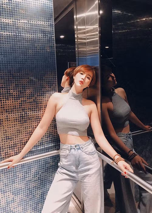 Bà mẹ một con được khen lột xác khi để tóc tém cá tính.