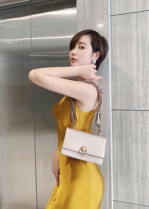 Sau tuyên bố ly hôn, Huyền Lizzie thay đổi kiểu tóc dài quen thuộc.