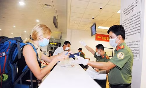 Tam dung 30 ngay cap thi thuc cho nguoi nuoc ngoai vao VN tu 0h 18/3