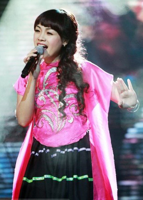 Ngọc Khuê sinh năm 1983. Năm lớp 12, cô đoạt huy chương vàng Giọng hát hay Phát thanh Truyền hình Hà Nội và giải Thí sinh hát dân ca hay nhất. Ảnh: VTC