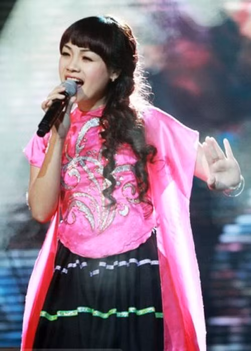 Ngọc Khuê sinh năm 1983. Năm lớp 12, cô đoạt huy chương vàng Giọng hát hay Phát thanh Truyền hình Hà Nội và giải Thí sinh hát dân ca hay nhất. Ảnh: VTC