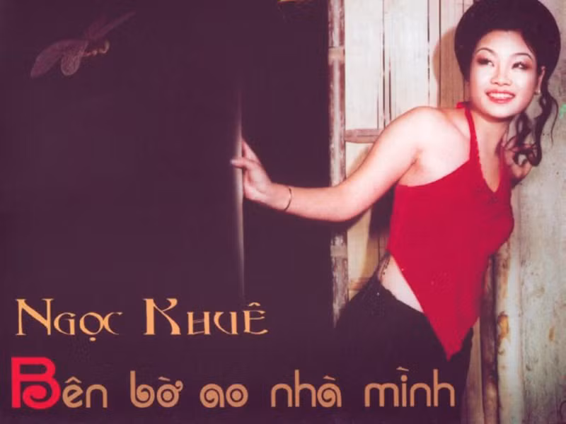 Năm 2003, Ngọc Khuê đoạt giải nhì Sao Mai 2003. Năm 2004, nữ ca sĩ tham gia Sao Mai điểm hẹn và thể hiện thành công ca khúc “Chuồn chuồn ớt”. Các ca khúc gắn liền với tên tuổi của Ngọc Khuê còn gồm "Bên bờ ao nhà mình", "Cặp ba lá", "Bà tôi". Ảnh: Thể thao văn hóa