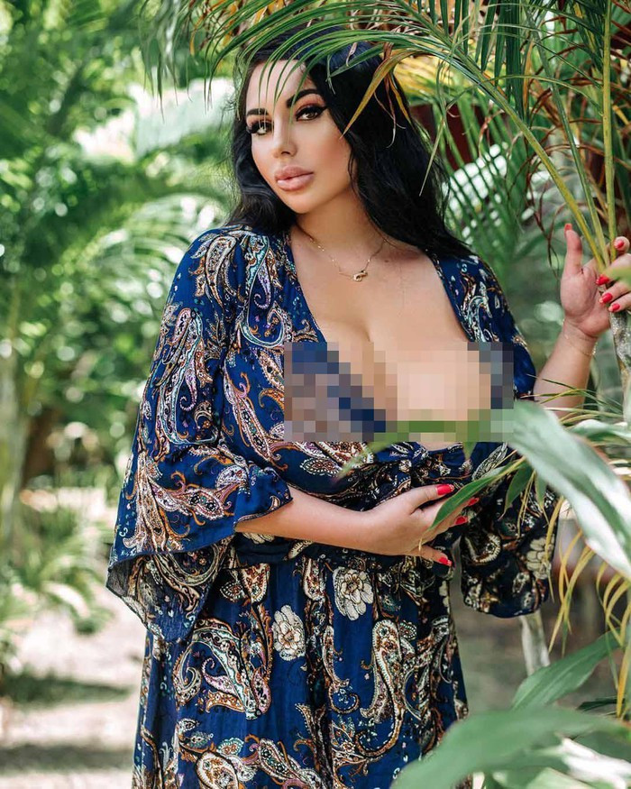 Cô tiết lộ, vòng một của cô đã đạt đến cỡ D khi cô mới 15 tuổi. Điều này khiến cô rất tự ti mỗi lần bước ra đường và bị mọi người nhìn chằm chằm. “Nhưng lớn lên, tôi học được cách chấp nhận bản thân và cơ thể mình, thậm chí hưởng lợi từ nó. Không có nhiều phụ nữ trên thế giới sở hữu vòng một to tự nhiên, thân hình cân đối và gương mặt dễ thương như tôi. Vậy tại sao tôi không nên hạnh phúc?”, cô nói. Tuy nhiên, việc có vòng một ngoại cỡ khiến Anastasia gặp khó khăn khi tìm nội y phù hợp. Theo nữ người mẫu, cô tìm được một số cửa hàng bán đồ lót cho những người như cô, nhưng thứ đồ cô mặc vừa thường thuộc size lớn nhất mà cửa hàng có, và không đủ cho tất cả các mẫu mã.