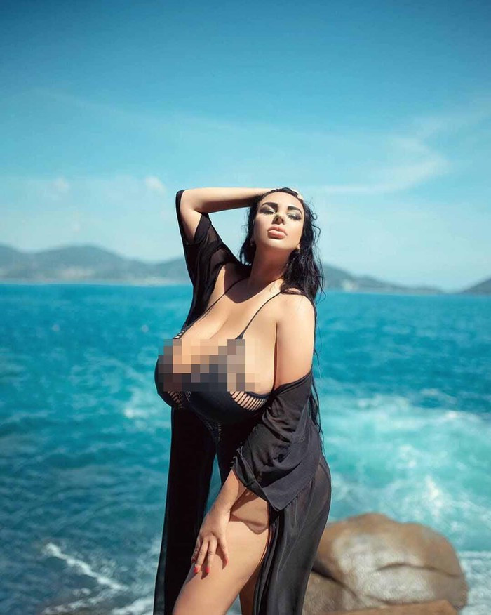  Vòng một khổng lồ giúp Anastasia nổi tiếng trên mạng xã hội.