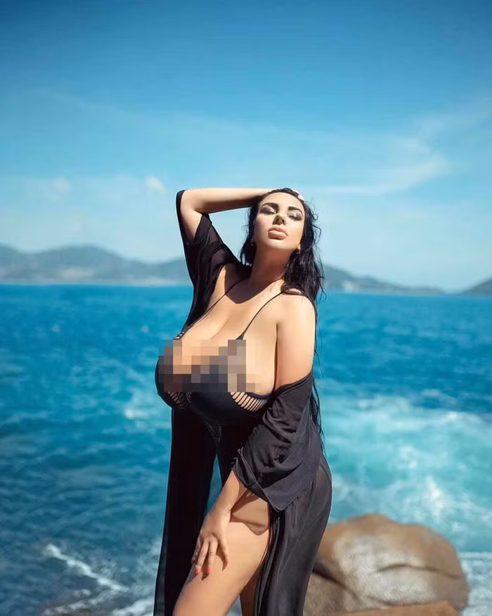  Vòng một khổng lồ giúp Anastasia nổi tiếng trên mạng xã hội.