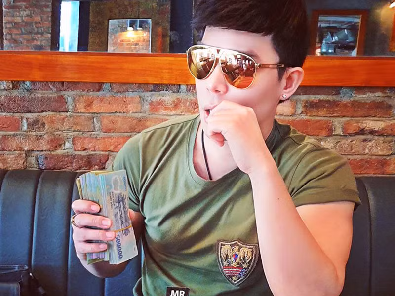 Nathan Lee là một trong những sao Việt rao bán bất động sản giữa dịch Covid-19. Trên trang cá nhân, nam ca sĩ thông báo muốn bán tòa nhà nghìn tỷ ở Pháp.