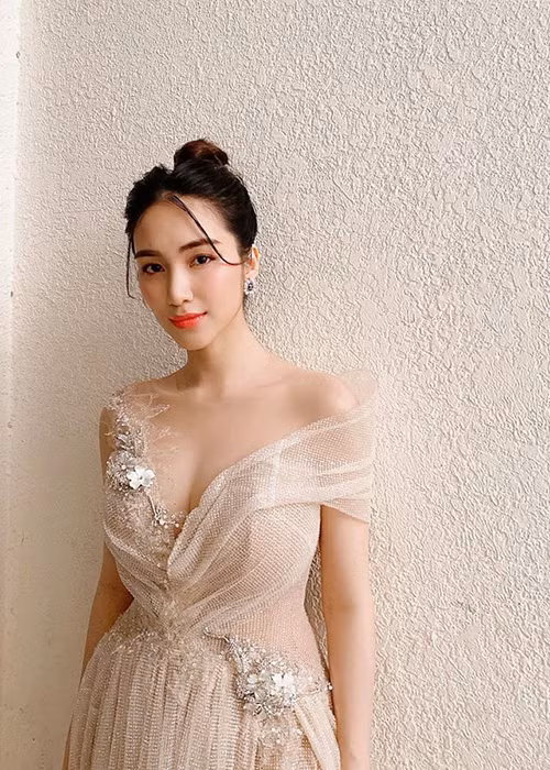 “Em có 2 căn em để giá gốc cho mọi người luôn để lấy lại vốn. Giải cứu bất động sản đi mọi người ơi", Hòa Minzy thông báo.