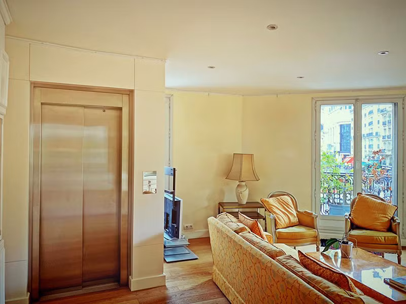 Chia sẻ trên 2sao, Nathan Lee cho biết, 3,8 triệu euro là định mức giá của căn hộ rẻ nhất trong tòa nhà có tổng giá trị lên tới 150 triệu euro (tương đương gần 3865 nghìn tỷ đồng).