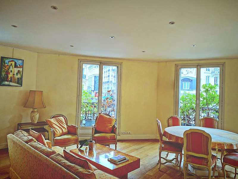 Trợ lý nam ca sĩ cho biết, Nathan Lee đang trong tình trạng làm ăn thua lỗ hơn 20 tỷ chỉ trong tháng 2.