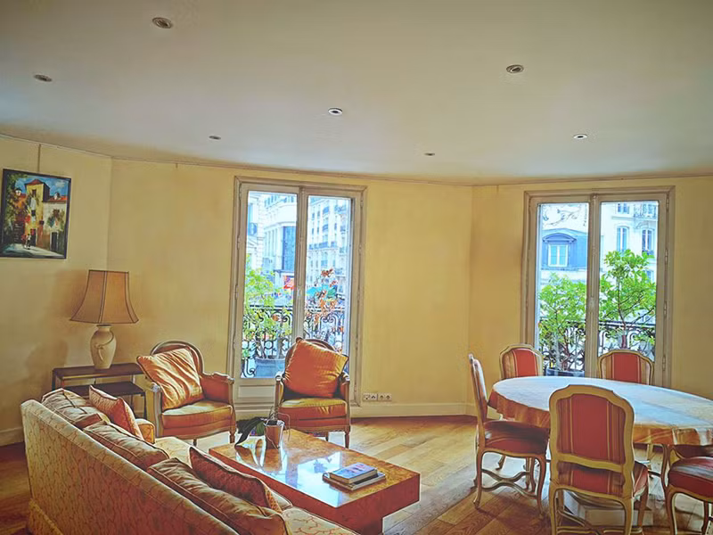 Trợ lý nam ca sĩ cho biết, Nathan Lee đang trong tình trạng làm ăn thua lỗ hơn 20 tỷ chỉ trong tháng 2.