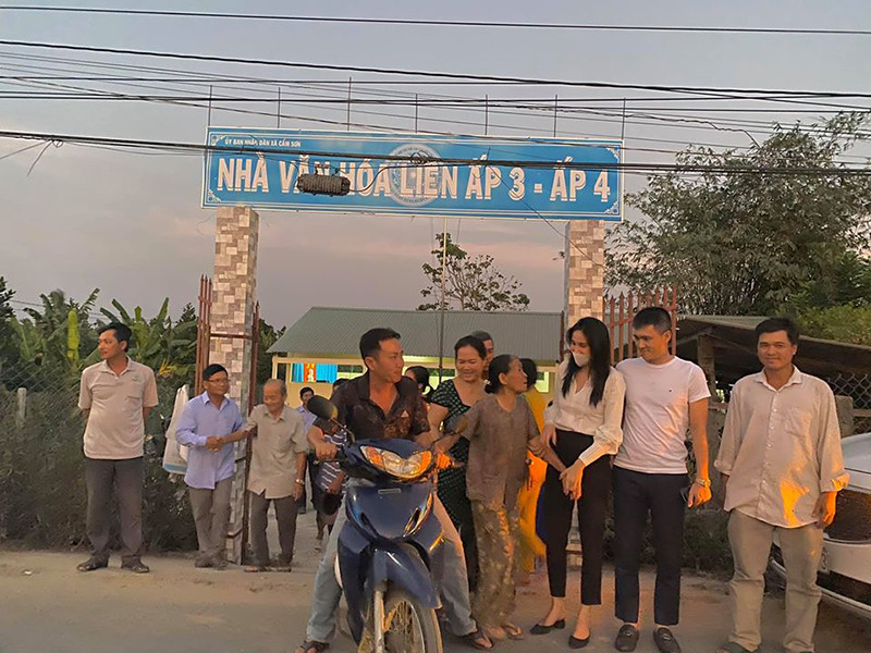 Thủy Tiên còn chia sẻ khi đến một điểm khảo sát, một cụ bà ra ngồi chờ đoàn của cô từ trưa đến chiều tối chỉ để cảm ơn nữ ca sĩ. “Người dân cảm ơn cho mình trái mít chín cây, mình mừng ghê, vì anh Vinh thích ăn mít mà sợ thuốc”, cô viết.