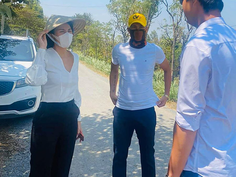 Thủy Tiên đi khảo sát dù mới mổ xong, vết mổ còn kiêng nắng nếu không sẽ thành sẹo xấu. Nữ ca sĩ cho biết, cô sẽ xem vết sẹo này là 1 kỷ niệm đáng nhớ.