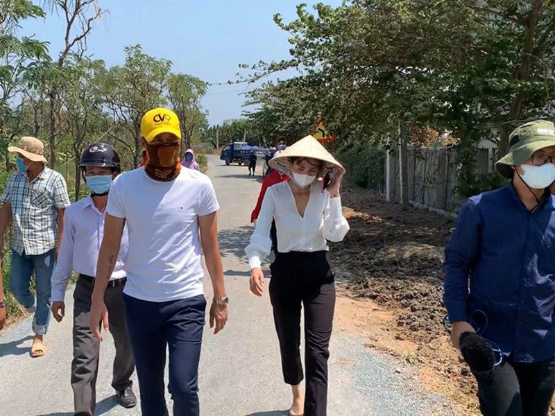 Trong ngày thứ hai đi khảo sát ở Tiền Giang để lắp máy lọc nước, Thủy Tiên được ông xã Công Vinh hộ tống. Cặp đôi đi từ sáng đến 20h mới xong điểm cuối cùng, 22h thì về đến khách sạn ở Bến Tre. Công Vinh cho biết, khi đi khảo sát vì bịt kín mít nên anh bị cư dân mạng nhận xét giống kẻ trộm chó, còn Thủy Tiên cho rằng anh như dẫn người đi đánh lộn.