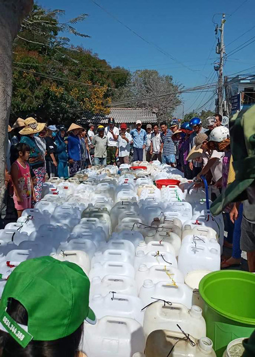 Thủy Tiên không ngại vất vả vì muốn giúp người dân miền Tây vượt hạn mặn.