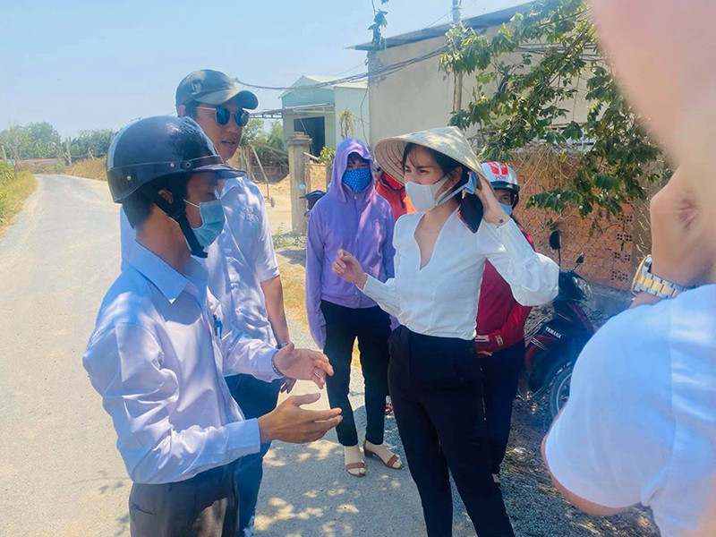 Bà xã của Công Vinh kể lại câu chuyện một người dân dùng gói bột phèn sông Cửu Long để gạn lấy nước hôm sau nấu ăn khiến cô vừa lo vừa thương.