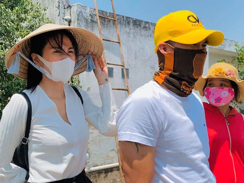 Mới đây, Thủy Tiên kêu gọi quyên góp được hơn 9 tỷ để giúp người dân miền Tây chống hạn mặn. Số tiền này sẽ được dùng để mua máy lọc nước mặn thành nước ngọt giúp người dân.