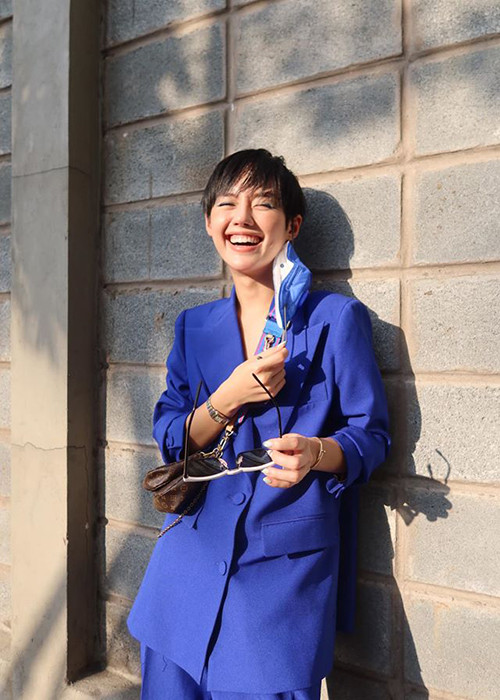 Khánh Linh cũng có nhiều ngày ở Pháp để tham dự Paris Fashion Week 2020. Sau khi về nước, cô chủ động khai báo y tế online và thông báo cho UBND phường về lịch trình di chuyển.