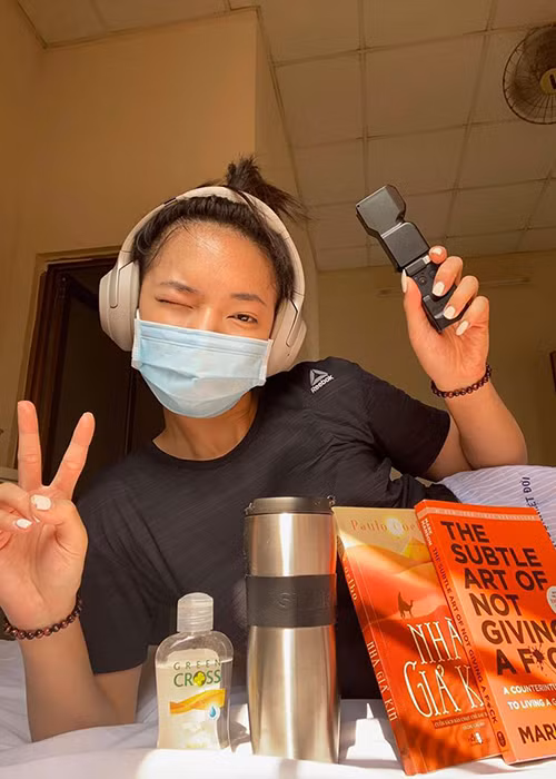 Trên VOV, Châu Bùi cho biết, cô không gặp bệnh nhân thứ 17. Vì vậy, cô mong mọi người ở ngoài không nên quá hoang mang.