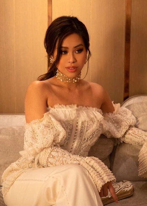 Tiên Nguyễn cho biết, vì sự an toàn của bản thân, gia đình và cộng đồng, cô được bố thu xếp máy bay riêng đưa về Việt Nam và đã tuân thủ quy định cách ly.