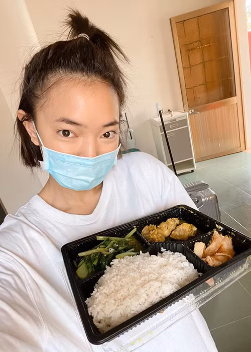 Châu Bùi cho rằng việc cách ly sau khi trở về từ vùng dịch là điều hiển nhiên. Đó cũng là trách nhiệm với cộng đồng, dân tộc.