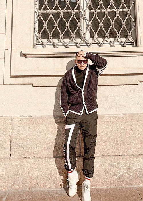 Cuối buổi chiều 9/3, Vũ Khắc Tiệp cho biết anh được đưa vào khu cách ly tập trung. Theo thông tin trên Zing, ông bầu chân dài cho biết: "Chiều nay, tôi có lệnh cách ly thêm mấy ngày ở trại tập trung để xét nghiệm thêm. Tất cả những người ở cạnh tôi, 14 ngày qua sức khỏe đều tốt và không có biểu hiện gì là vui rồi".