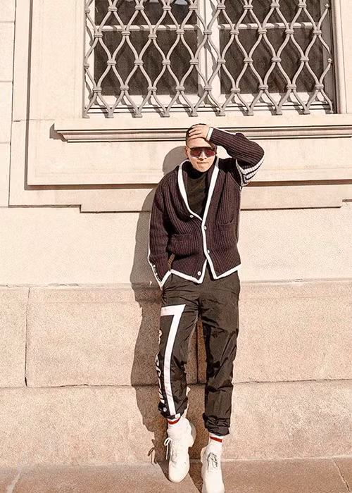 Cuối buổi chiều 9/3, Vũ Khắc Tiệp cho biết anh được đưa vào khu cách ly tập trung. Theo thông tin trên Zing, ông bầu chân dài cho biết: "Chiều nay, tôi có lệnh cách ly thêm mấy ngày ở trại tập trung để xét nghiệm thêm. Tất cả những người ở cạnh tôi, 14 ngày qua sức khỏe đều tốt và không có biểu hiện gì là vui rồi".