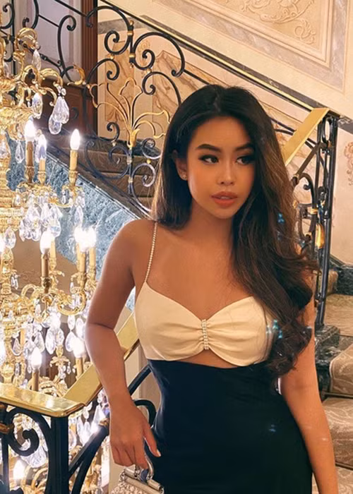 Theo Zing, con gái nhà đại gia Johnathan Hạnh Nguyễn đã được lực lượng kiểm dịch y tế tại sân bay Tân Sơn Nhất kiểm tra sức khỏe và đưa vào khu cách ly tập trung tại TP.HCM. Hiện tại, Tiên Nguyễn và ê-kíp đã làm xét nghiệm và cho kết quả âm tính.