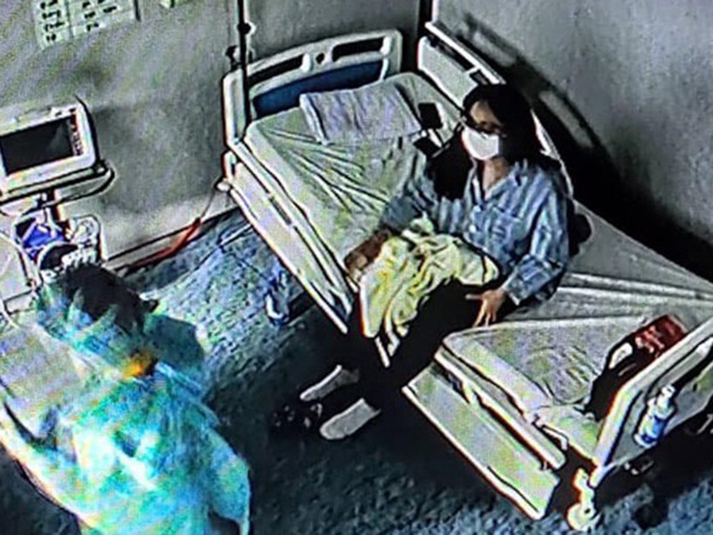 Để đảm bảo phát hiện kịp thời người có nguy cơ nhiễm bệnh Covid-19, Sở Y tế TP đề nghị Sở Văn hóa - Thể thao, Sở Thông tin - Truyền thông vận động các nghệ sĩ từng tham dự các sự kiện tại Milan và Paris, có tiếp xúc với nữ bệnh nhân COVID-19 thứ 17 và chị ruột của bệnh nhân này, khẩn trương liên hệ với trung tâm y tế để được kiểm tra sức khỏe. Ảnh: BSCC