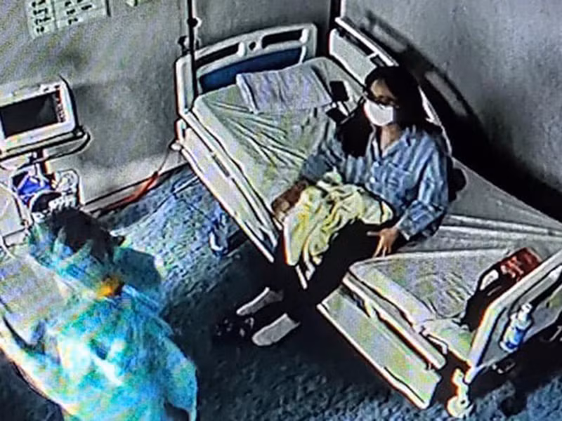 Để đảm bảo phát hiện kịp thời người có nguy cơ nhiễm bệnh Covid-19, Sở Y tế TP đề nghị Sở Văn hóa - Thể thao, Sở Thông tin - Truyền thông vận động các nghệ sĩ từng tham dự các sự kiện tại Milan và Paris, có tiếp xúc với nữ bệnh nhân COVID-19 thứ 17 và chị ruột của bệnh nhân này, khẩn trương liên hệ với trung tâm y tế để được kiểm tra sức khỏe. Ảnh: BSCC