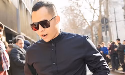 Khac Tiep am tinh voi Covid-19 giua on ao che noi cach ly