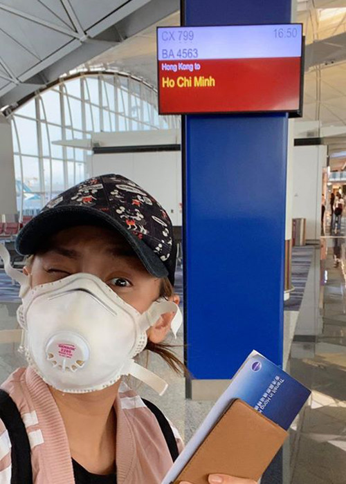 Từ Mỹ về Việt Nam, Võ Hoàng Yến quá cảnh ở Hong Kong. Theo người đẹp, cô phải đợi ở sân bay 11 tiếng đồng hồ mới có chuyến bay về nước.