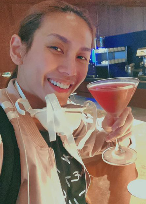 Tuy nhiên, vì không muốn đổi vé máy bay thêm một lần nữa nên cô quyết định về nước dù bạn trai can ngăn.