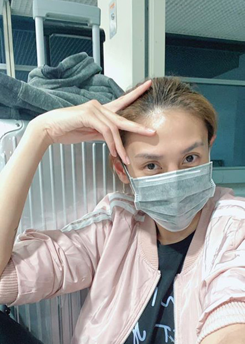 Trên trang cá nhân, Võ Hoàng Yến hỏi han khán giả các thủ tục nhập cảnh, đồ dùng và các loại thức ăn được sử dụng trong khu cách ly.