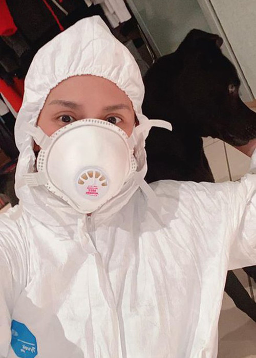 Chân dài 8x còn mặc trang phục bảo hộ.