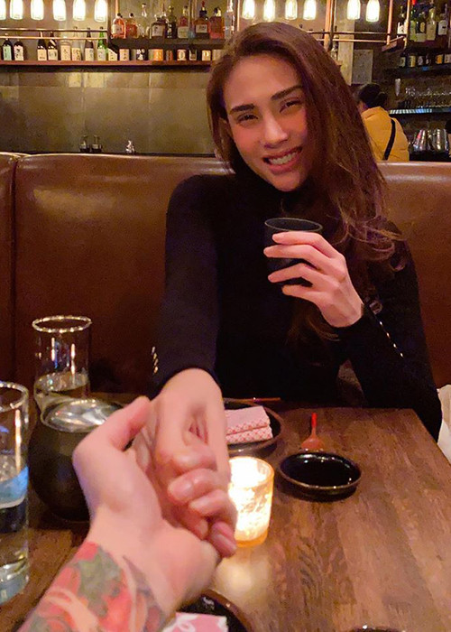 Sau khoảng thời gian dài nghỉ ngơi ở Mỹ cùng bạn trai, chân dài trở về Việt Nam để tham gia ghi hình một số chương trình.