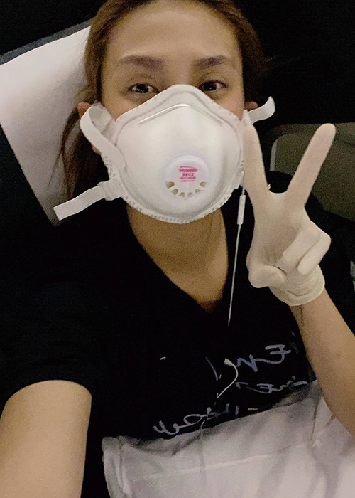 Khi ra sân bay về Việt Nam, Võ Hoàng Yến luôn đeo khẩu trang, găng tay để phòng dịch Covid-19.