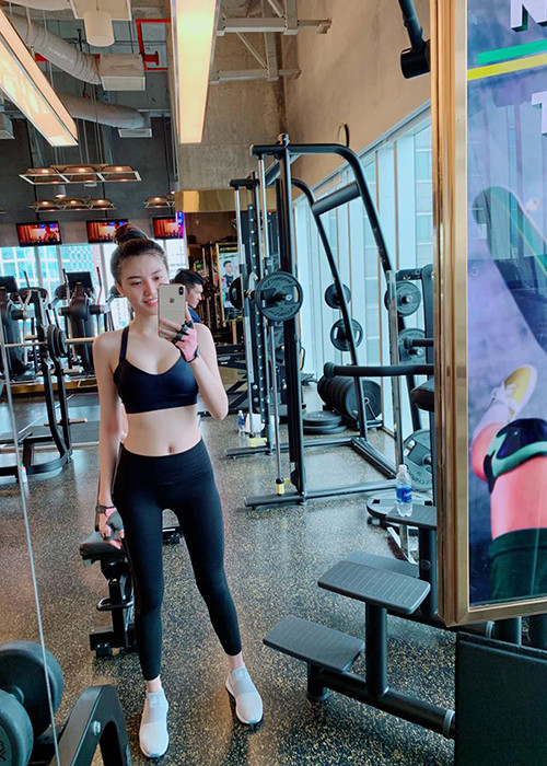 Cô khoe hình thể thon gọn chỉ sau 5 tháng sinh nở.