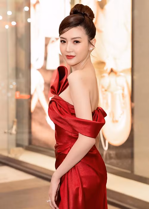 Sau khi lập gia đình, chân dài đến từ Vũng Tàu ít tham gia hoạt động nghệ thuật.