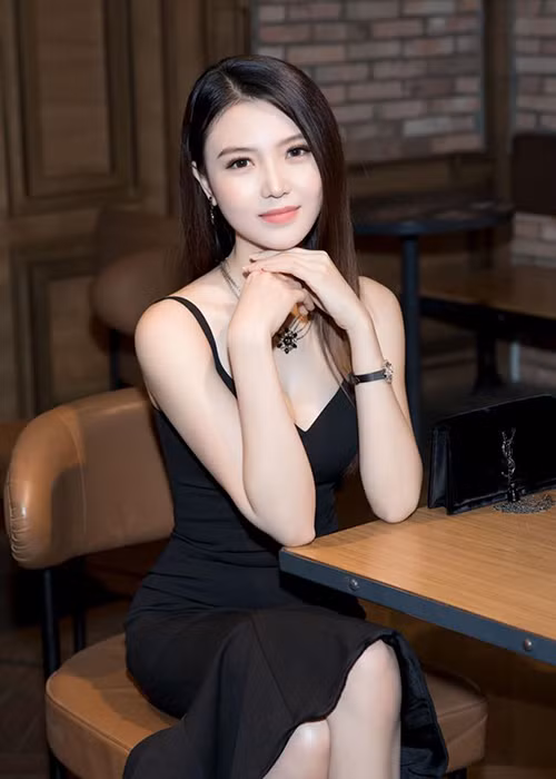 Ngọc Duyên cũng không đeo nhẫn cưới ở ngón áp út.