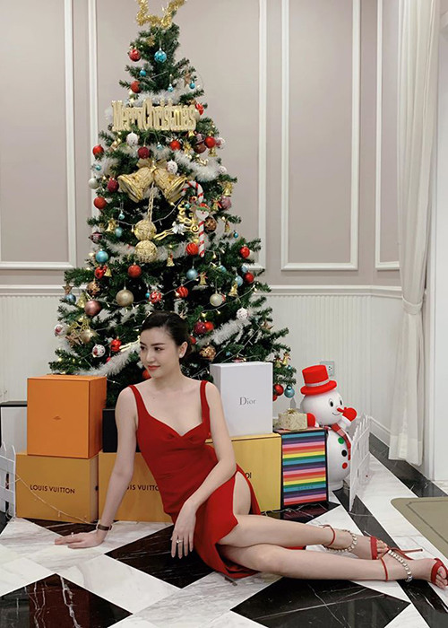 Nữ hoàng Sắc đẹp Toàn cầu 2016 chuộng váy áo gợi cảm.